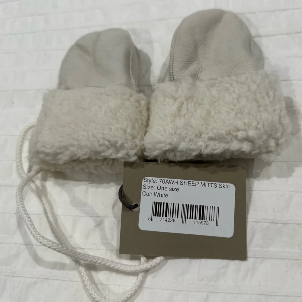 NWT - White Sheepskin Baby Mittens - sz OS(infant)